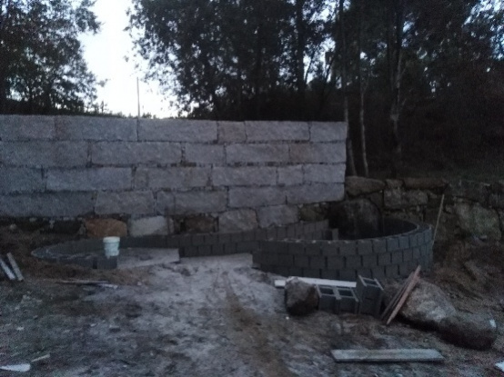 Construção de muro em terreno de quinta para sustentação de terras